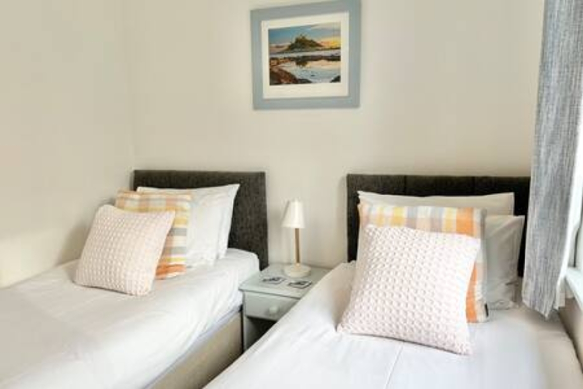 Kenegie- HMH  · Kenegie View, Bright & Cheerful 2 bed