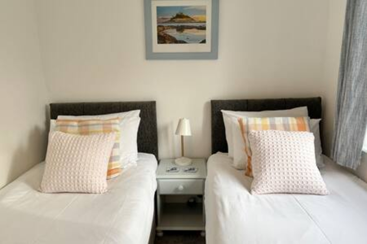 Kenegie- HMH  · Kenegie View, Bright & Cheerful 2 bed