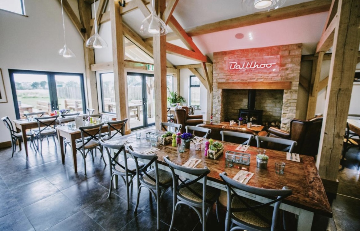 Coopers Lodge · Luxurious Lakefront Home-Pool/Spa