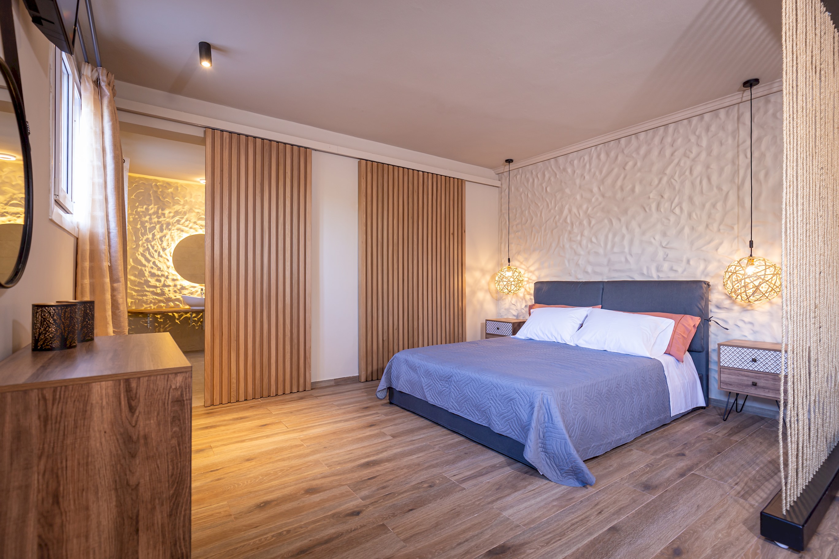 Sandy Suite | Jacuzzi | 10min Walk to Ipsos Beach