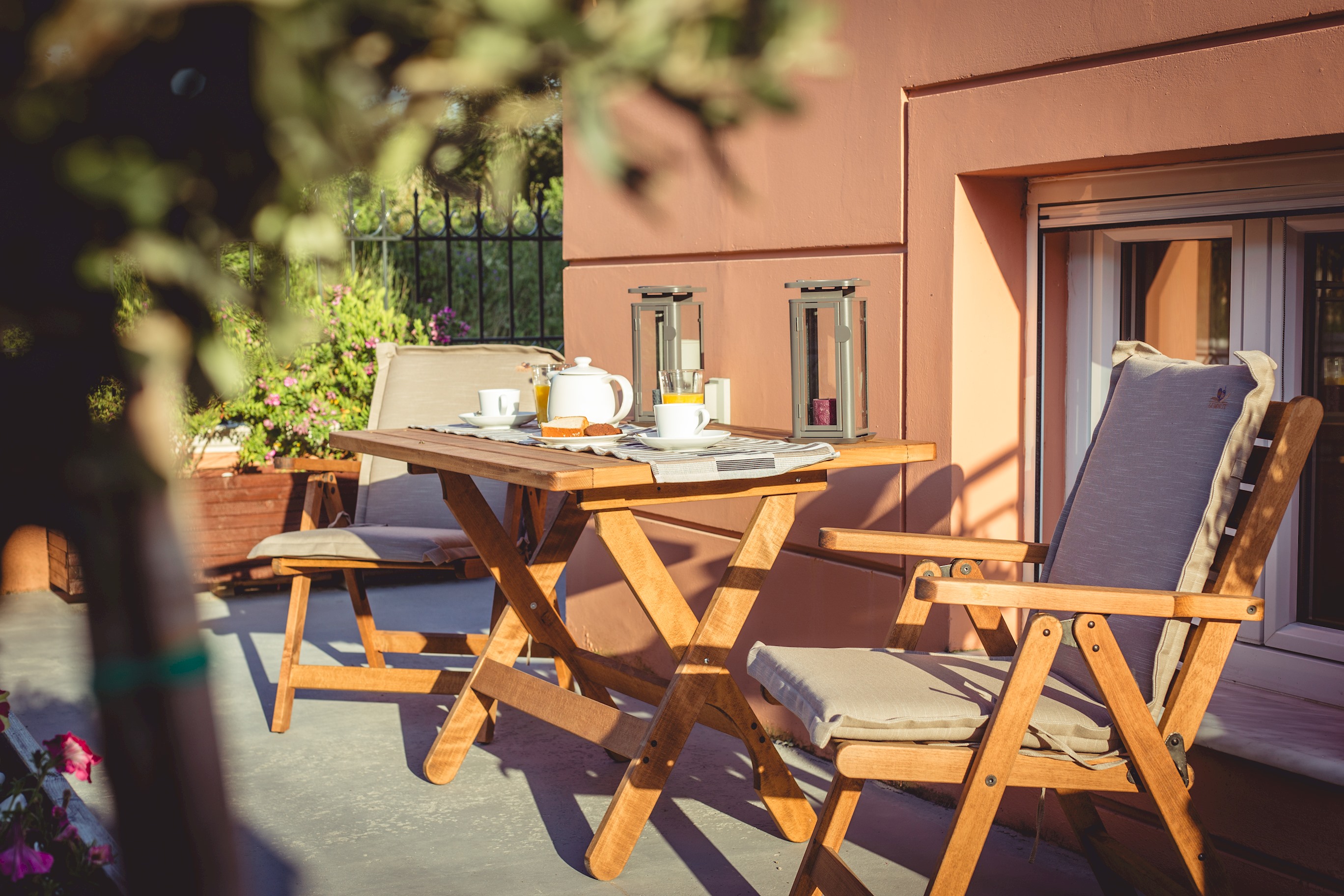 Sandy Suite | Jacuzzi | 10min Walk to Ipsos Beach