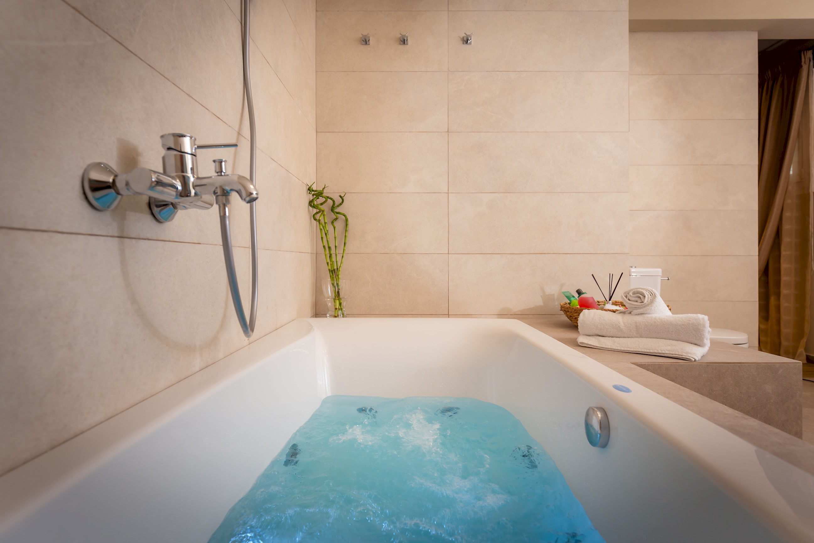 Sandy Suite | Jacuzzi | 10min Walk to Ipsos Beach