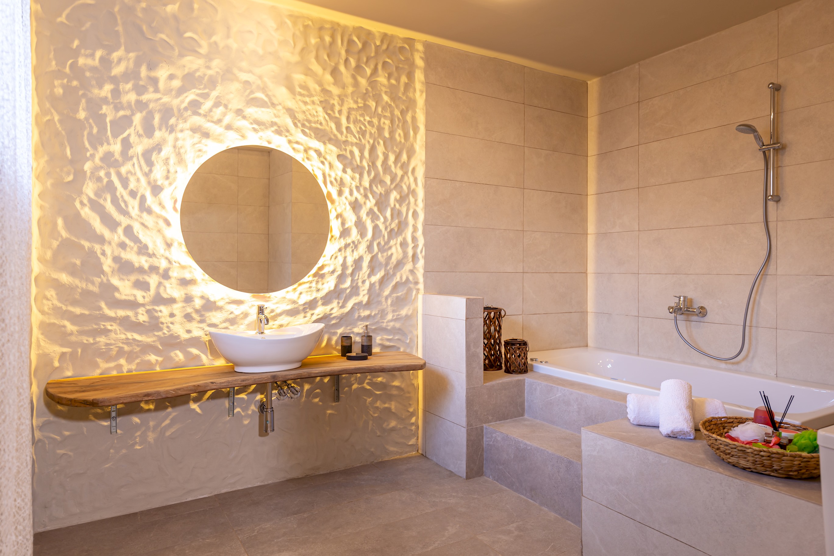 Sandy Suite | Jacuzzi | 10min Walk to Ipsos Beach