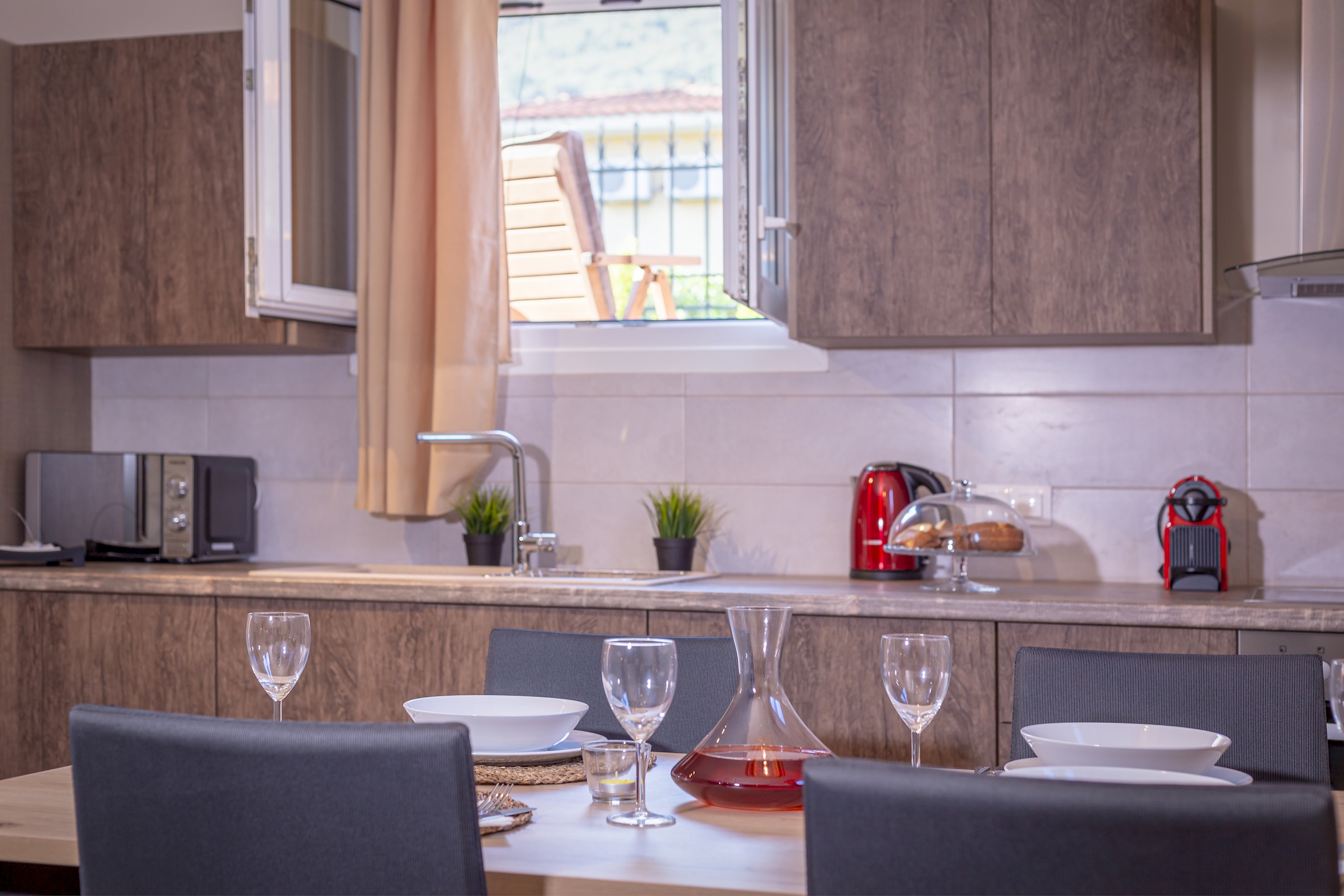 Sandy Suite | Jacuzzi | 10min Walk to Ipsos Beach
