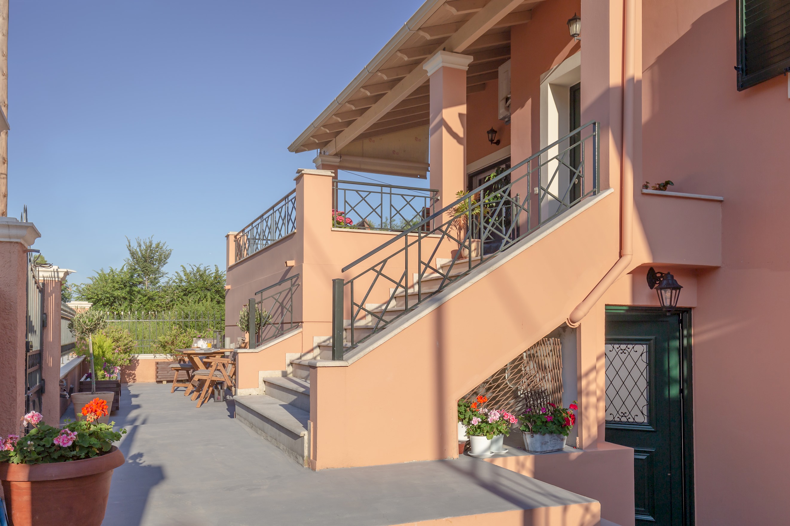 Sandy Suite | Jacuzzi | 10min Walk to Ipsos Beach