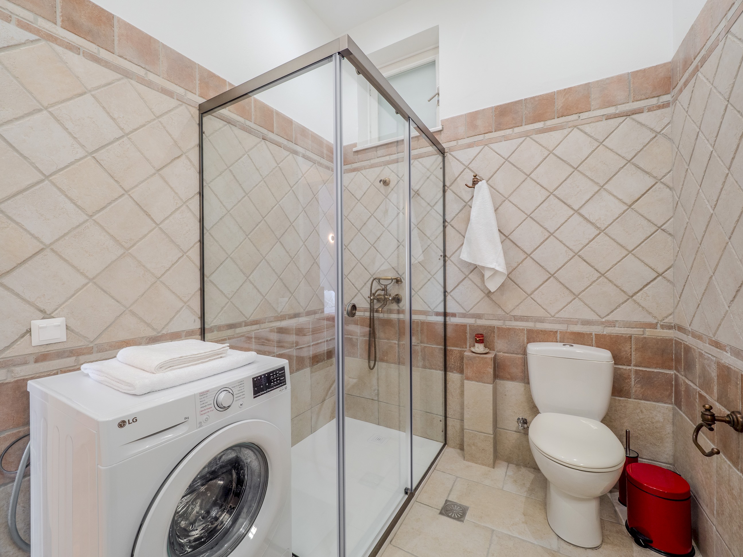 Tilia Tree Luxury apartment | Vast Pool and BBQ