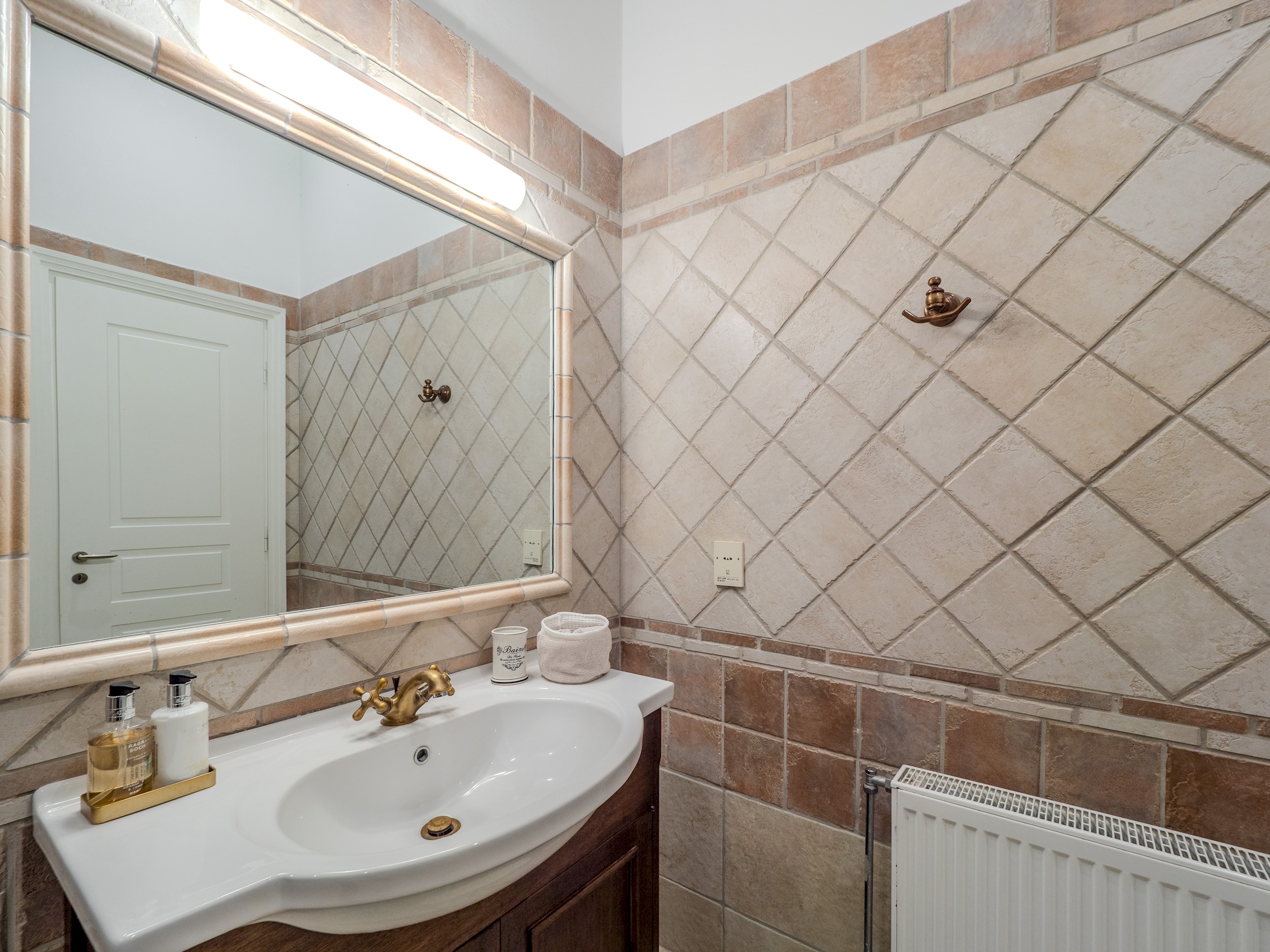 Tilia Tree Luxury apartment | Vast Pool and BBQ