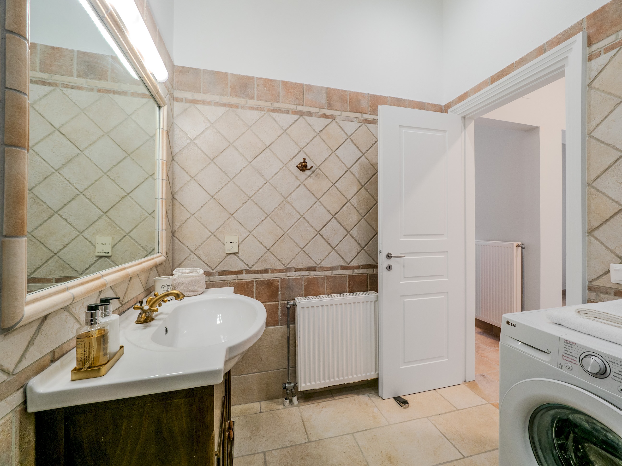 Tilia Tree Luxury apartment | Vast Pool and BBQ