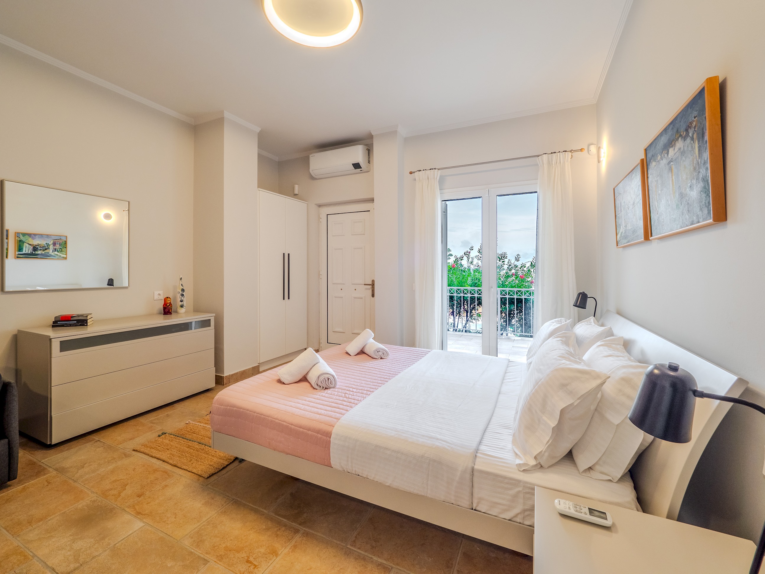 Tilia Tree Luxury apartment | Vast Pool and BBQ