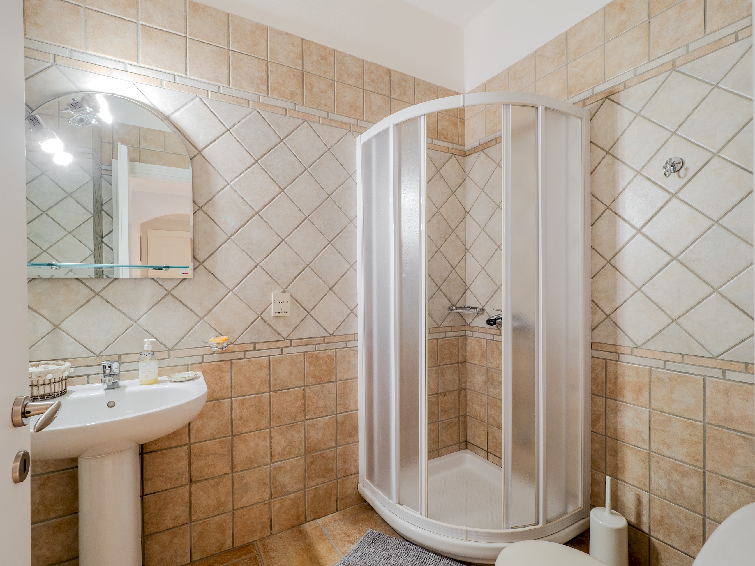 Tilia Tree Luxury apartment | Vast Pool and BBQ