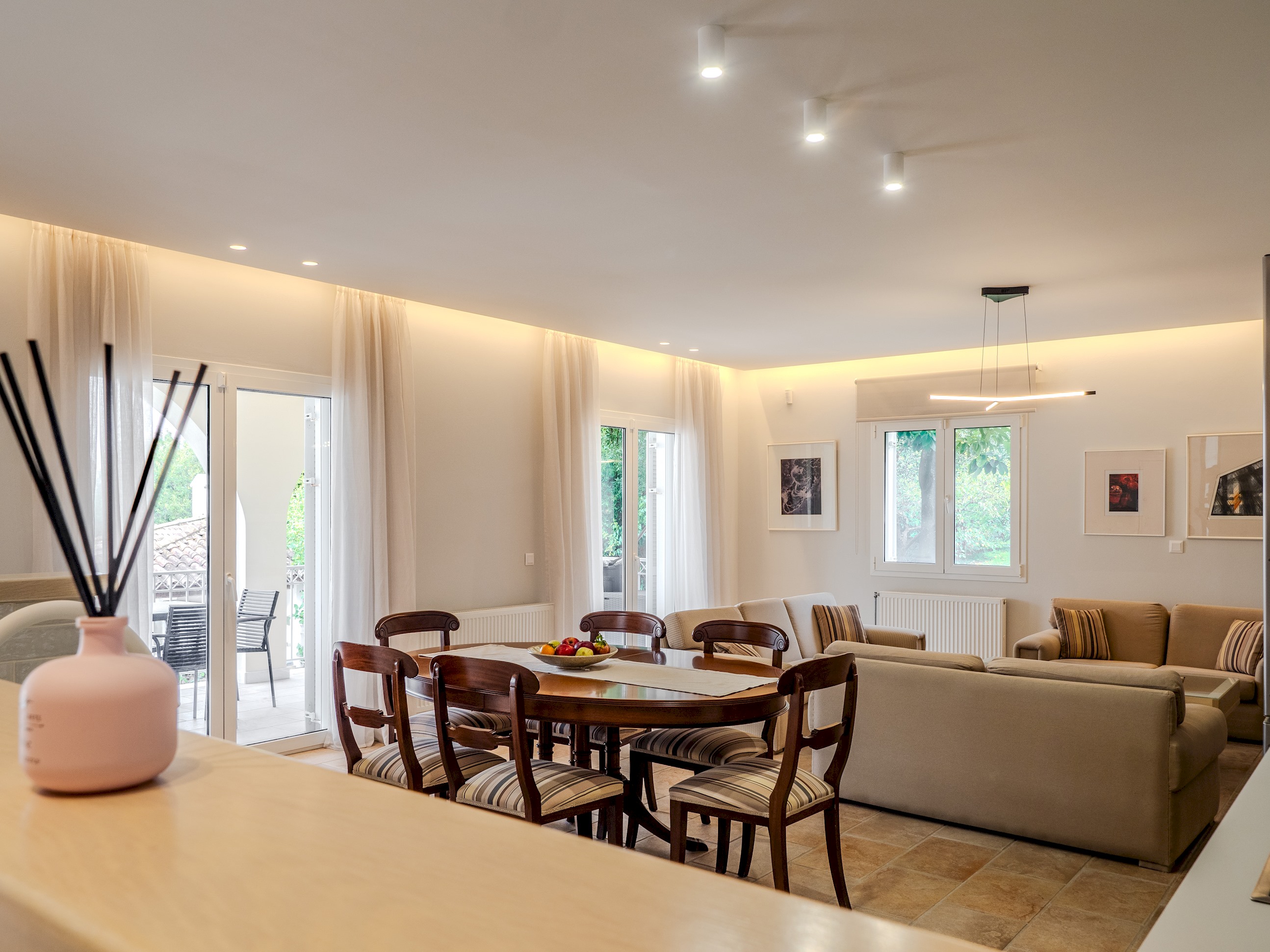 Tilia Tree Luxury apartment | Vast Pool and BBQ