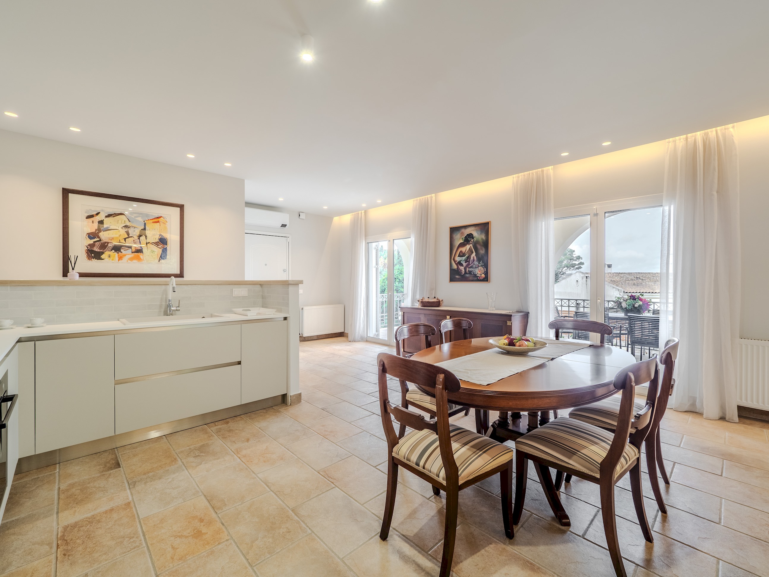 Tilia Tree Luxury apartment | Vast Pool and BBQ