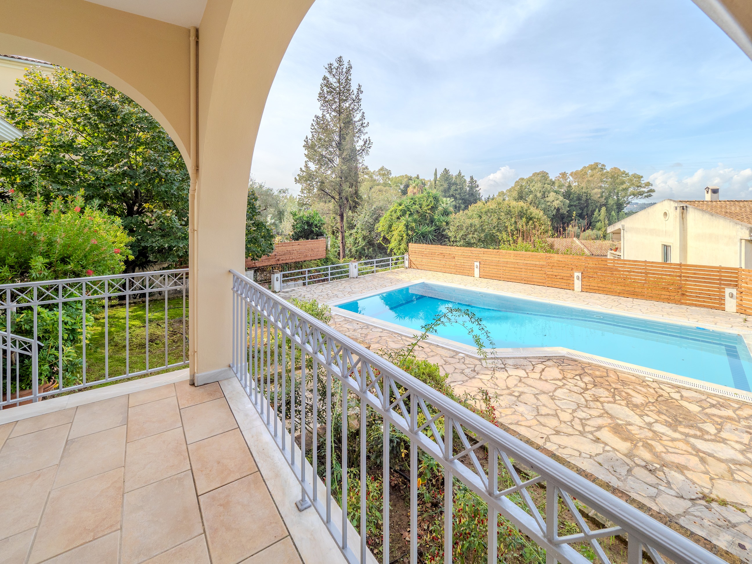 Tilia Tree Luxury apartment | Vast Pool and BBQ