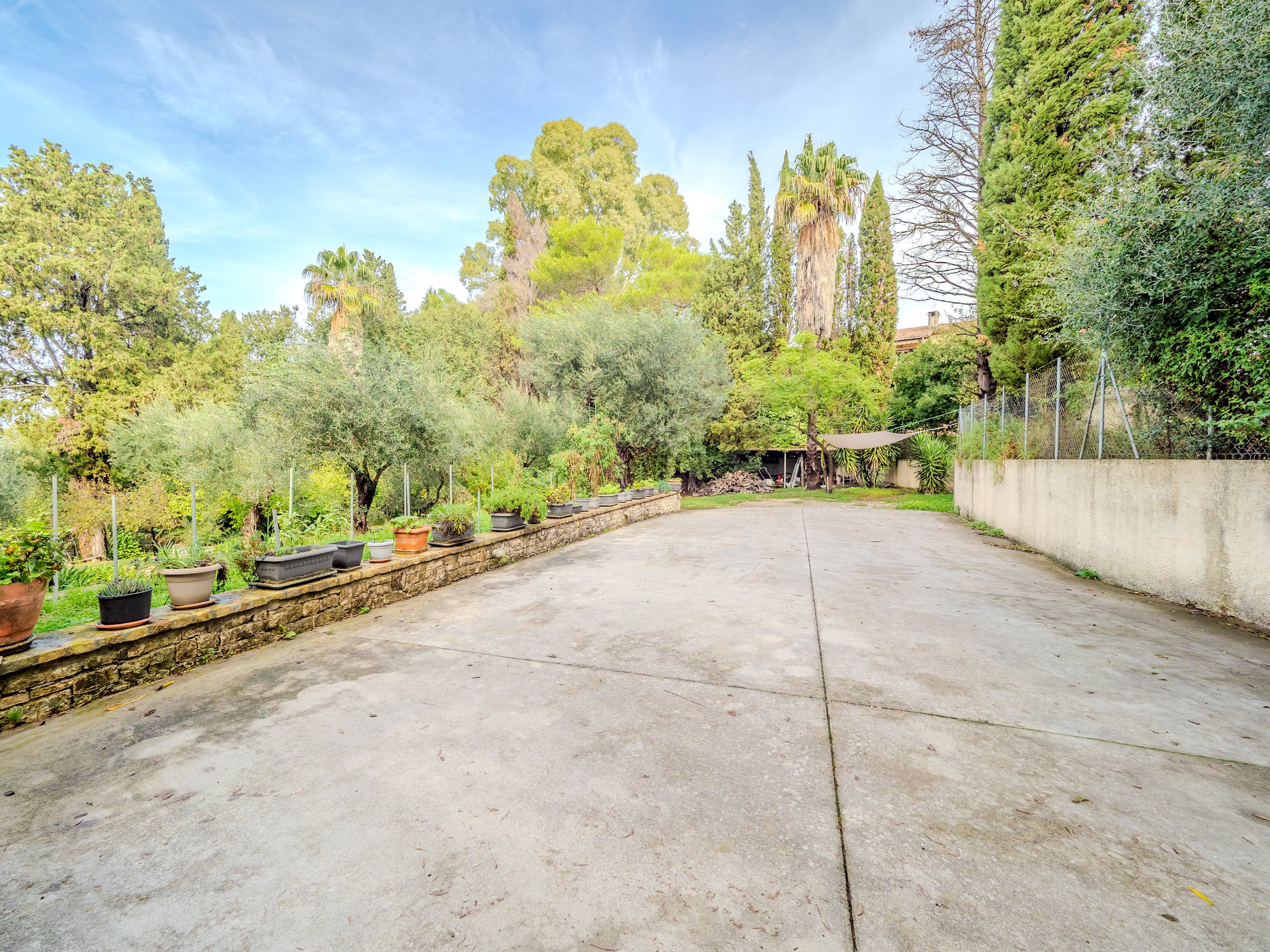 Tilia Tree Luxury apartment | Vast Pool and BBQ