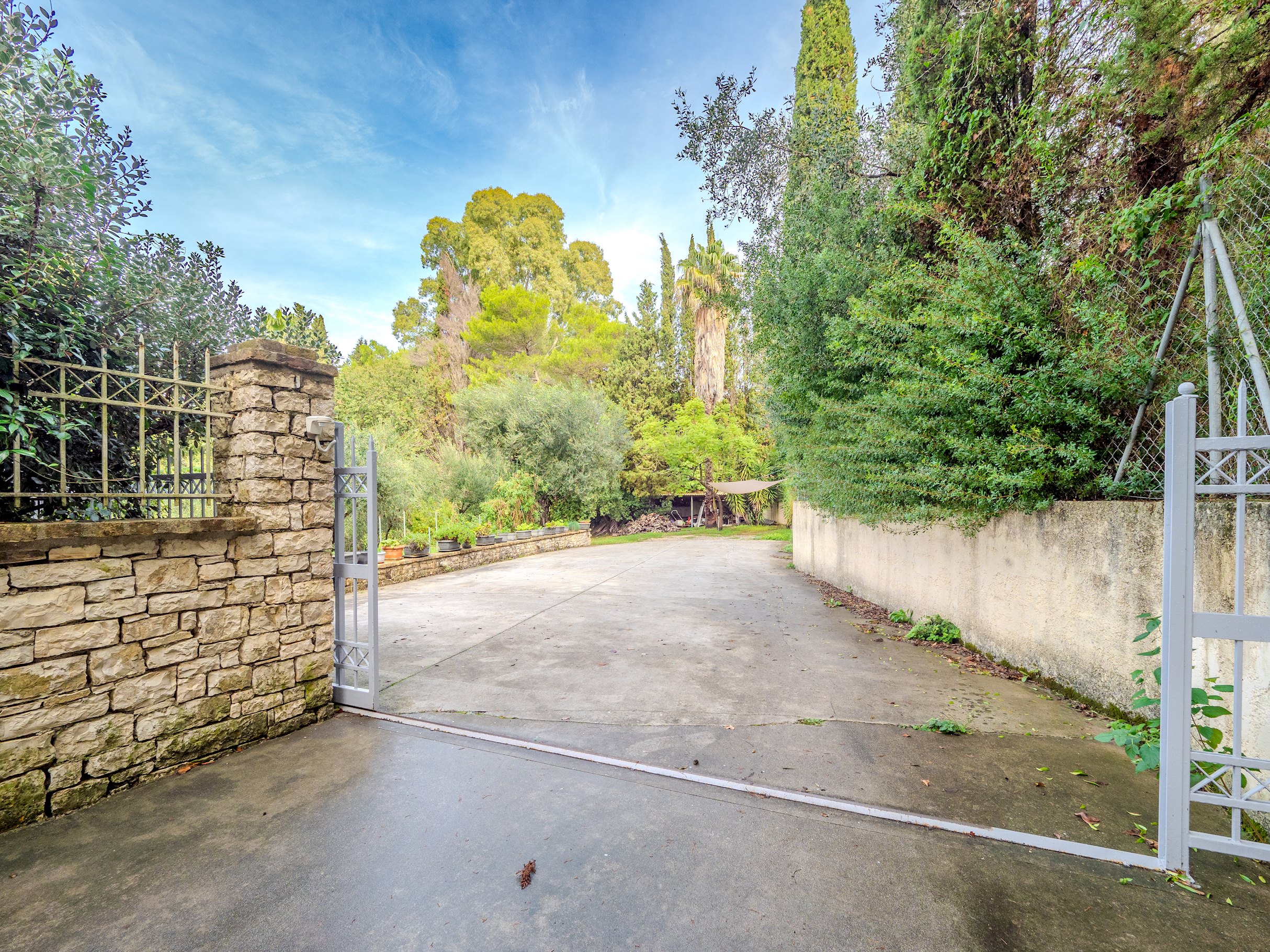 Tilia Tree Luxury apartment | Vast Pool and BBQ