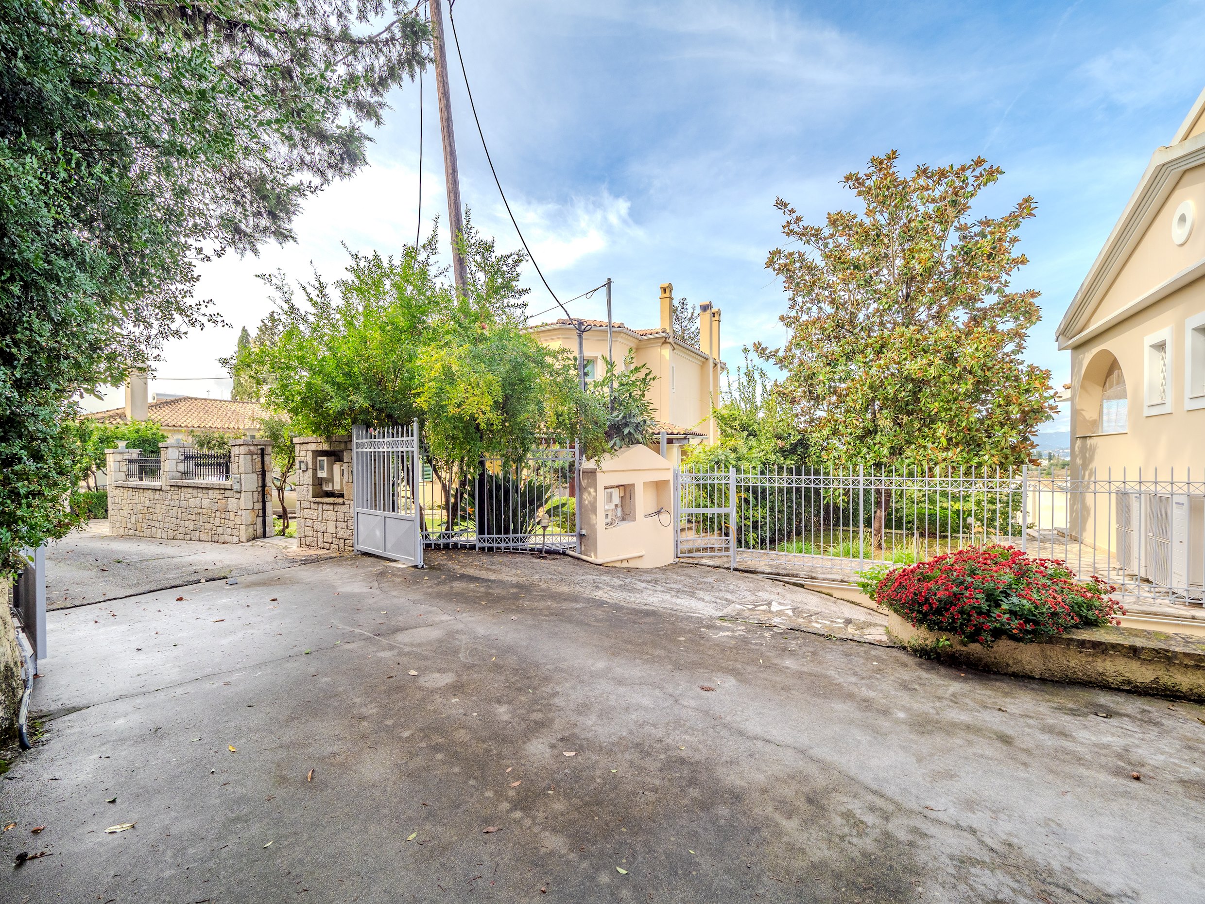 Tilia Tree Luxury apartment | Vast Pool and BBQ