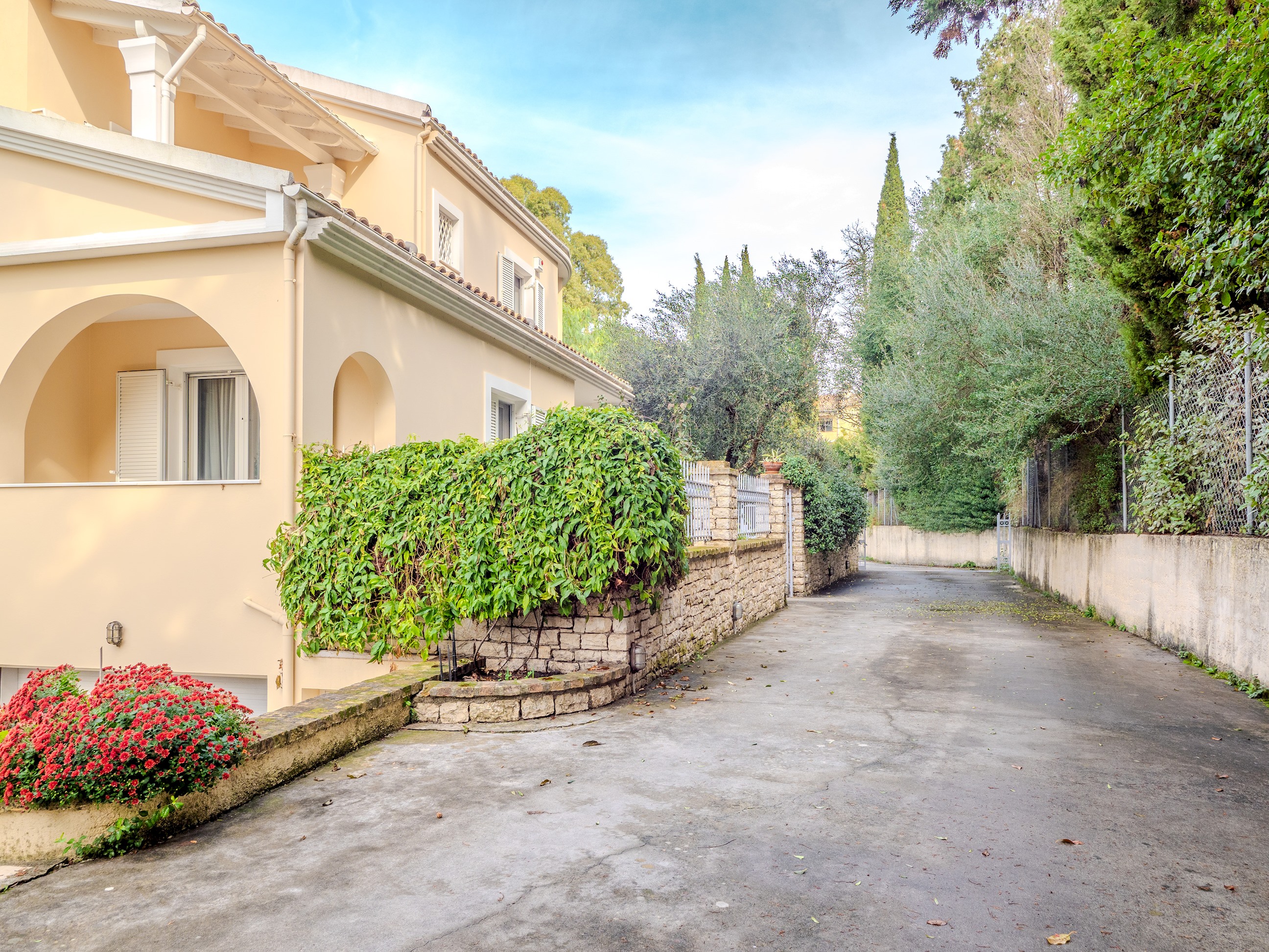 Tilia Tree Luxury apartment | Vast Pool and BBQ