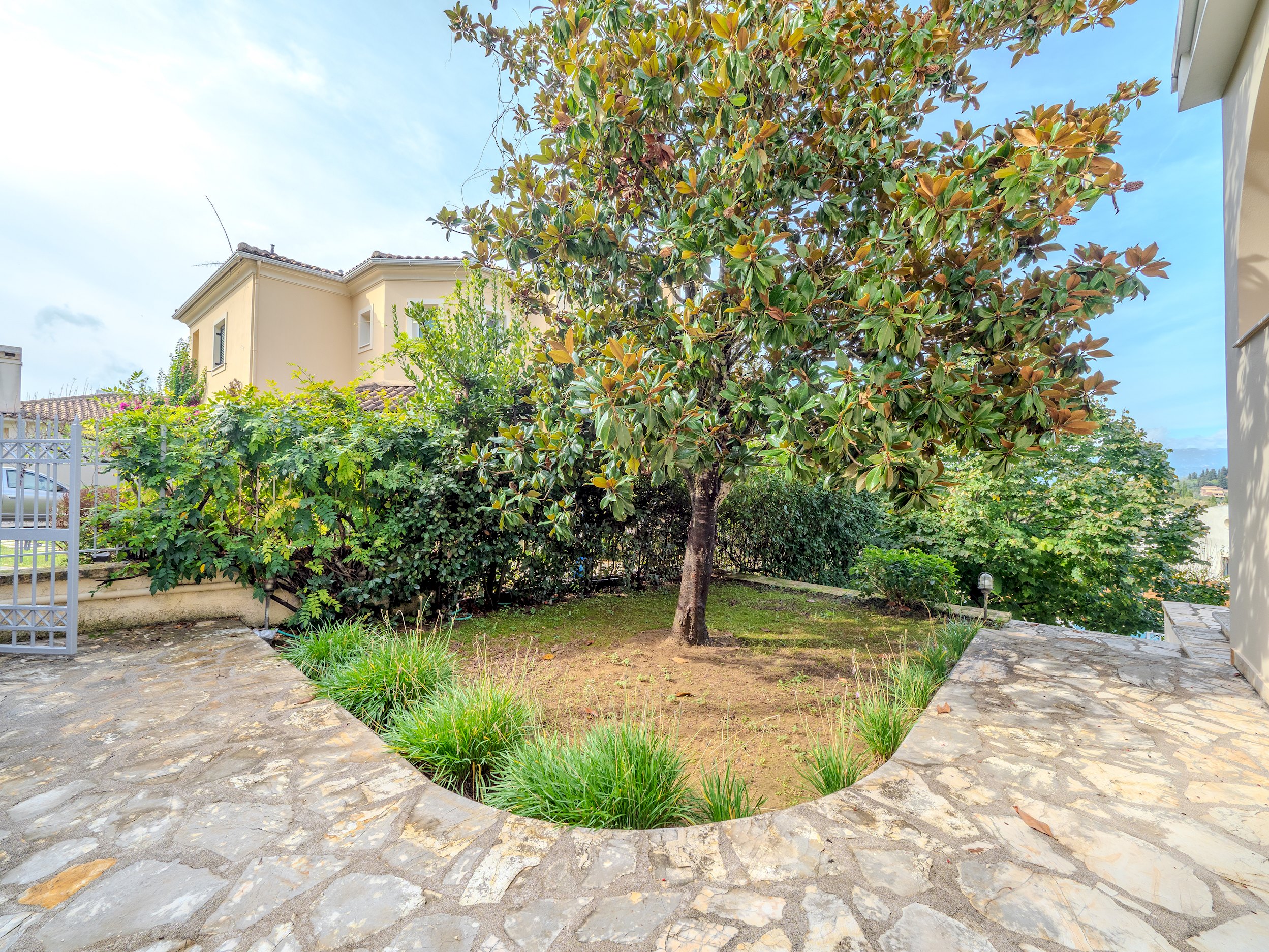 Tilia Tree Luxury apartment | Vast Pool and BBQ