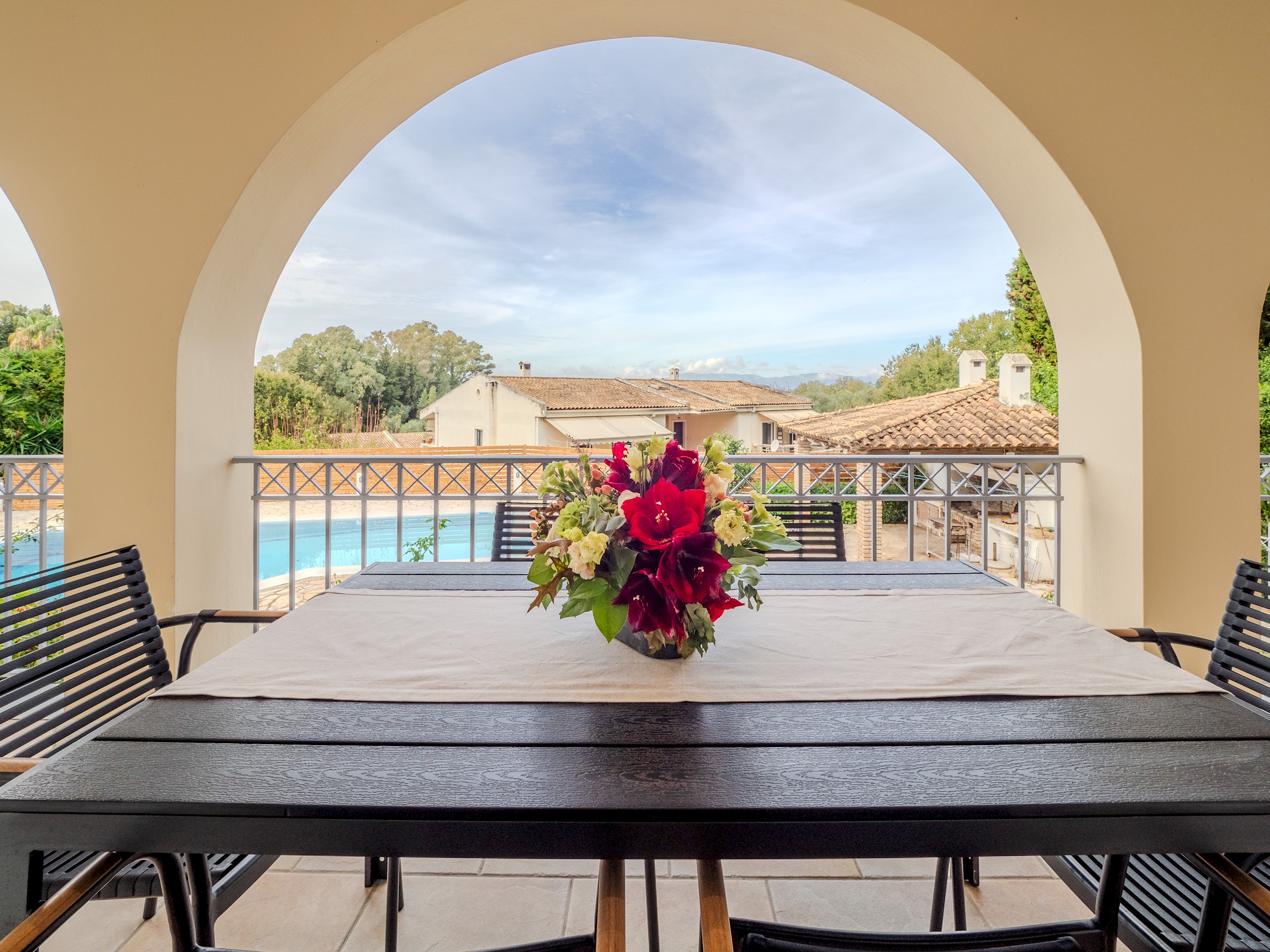 Tilia Tree Luxury apartment | Vast Pool and BBQ