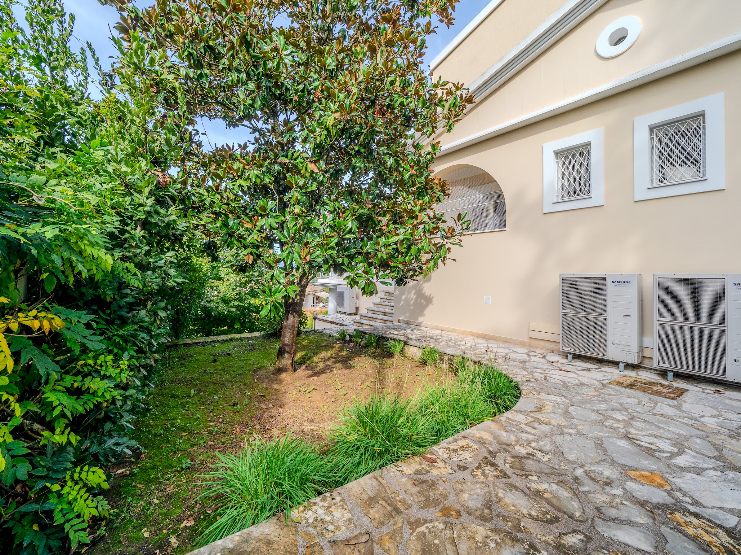 Tilia Tree Luxury apartment | Vast Pool and BBQ