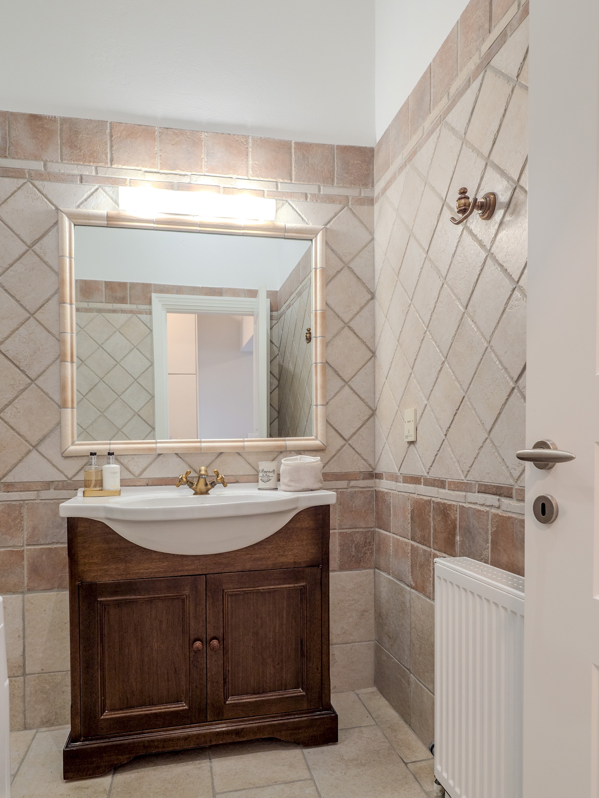 Tilia Tree Luxury apartment | Vast Pool and BBQ