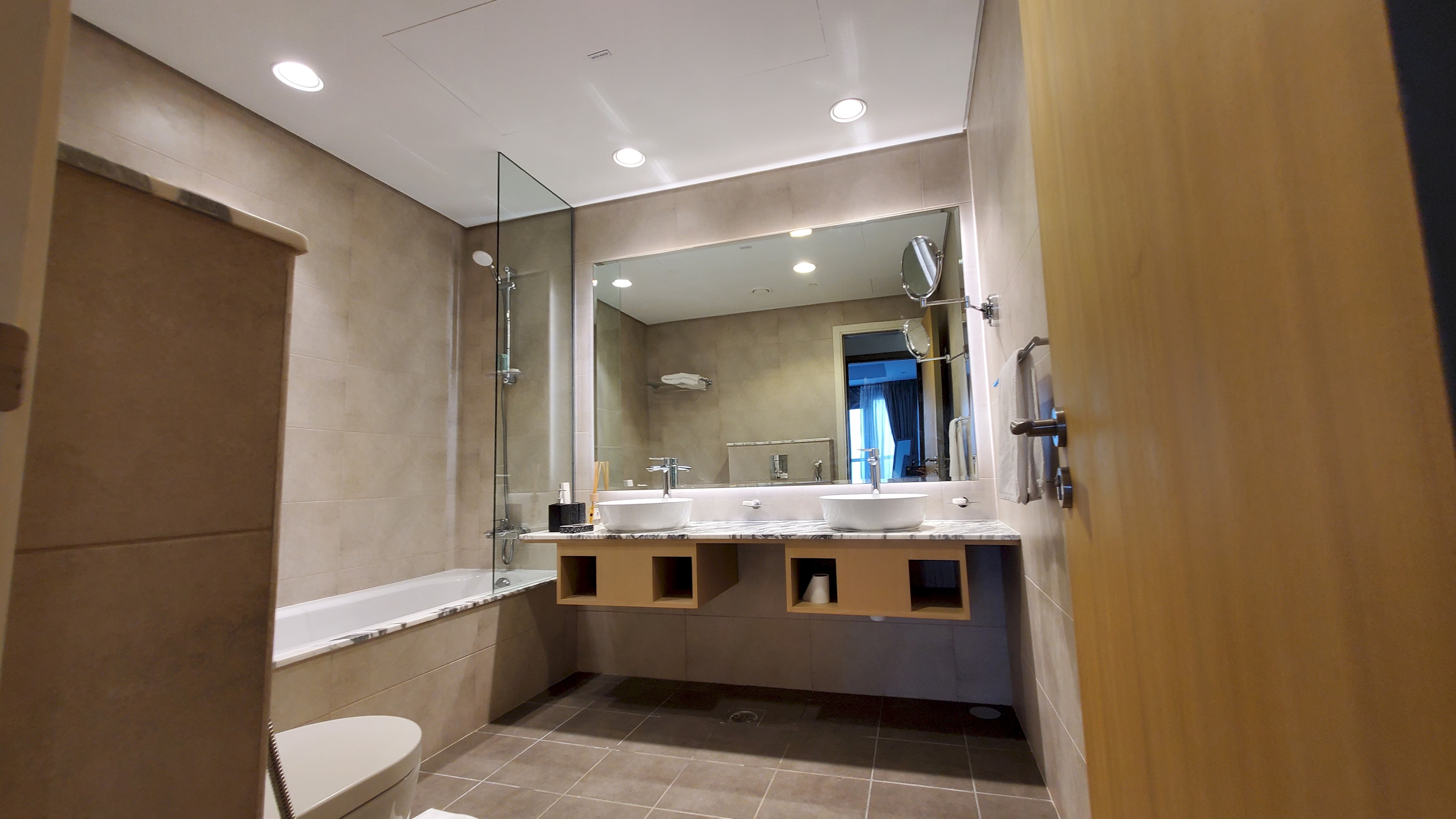 Modern 3 BR with Full Burj Khalifa and Sea View