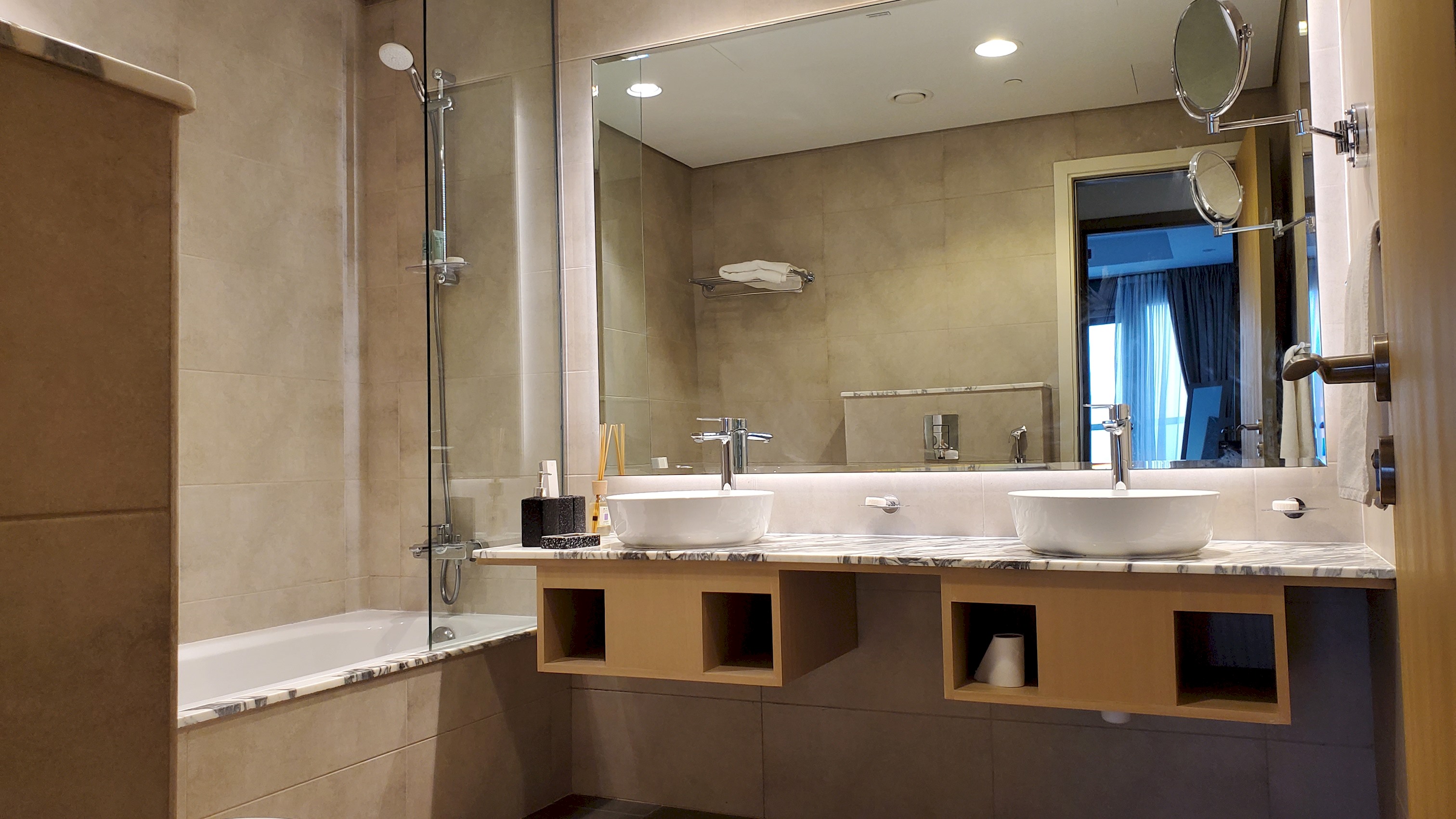 Modern 3 BR with Full Burj Khalifa and Sea View