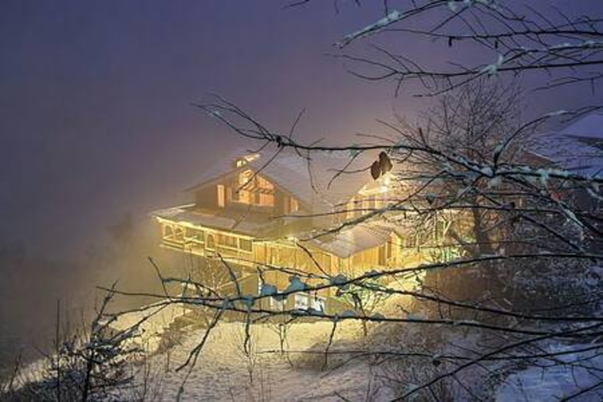 ArtVillage Naggar – Luxury Suite in a Katkuni Home