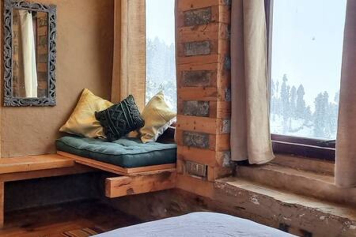 ArtVillage Naggar – Luxury Suite in a Katkuni Home