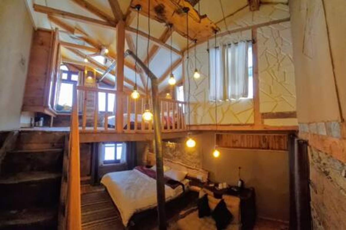 ArtVillage Naggar – Luxury Suite in a Katkuni Home