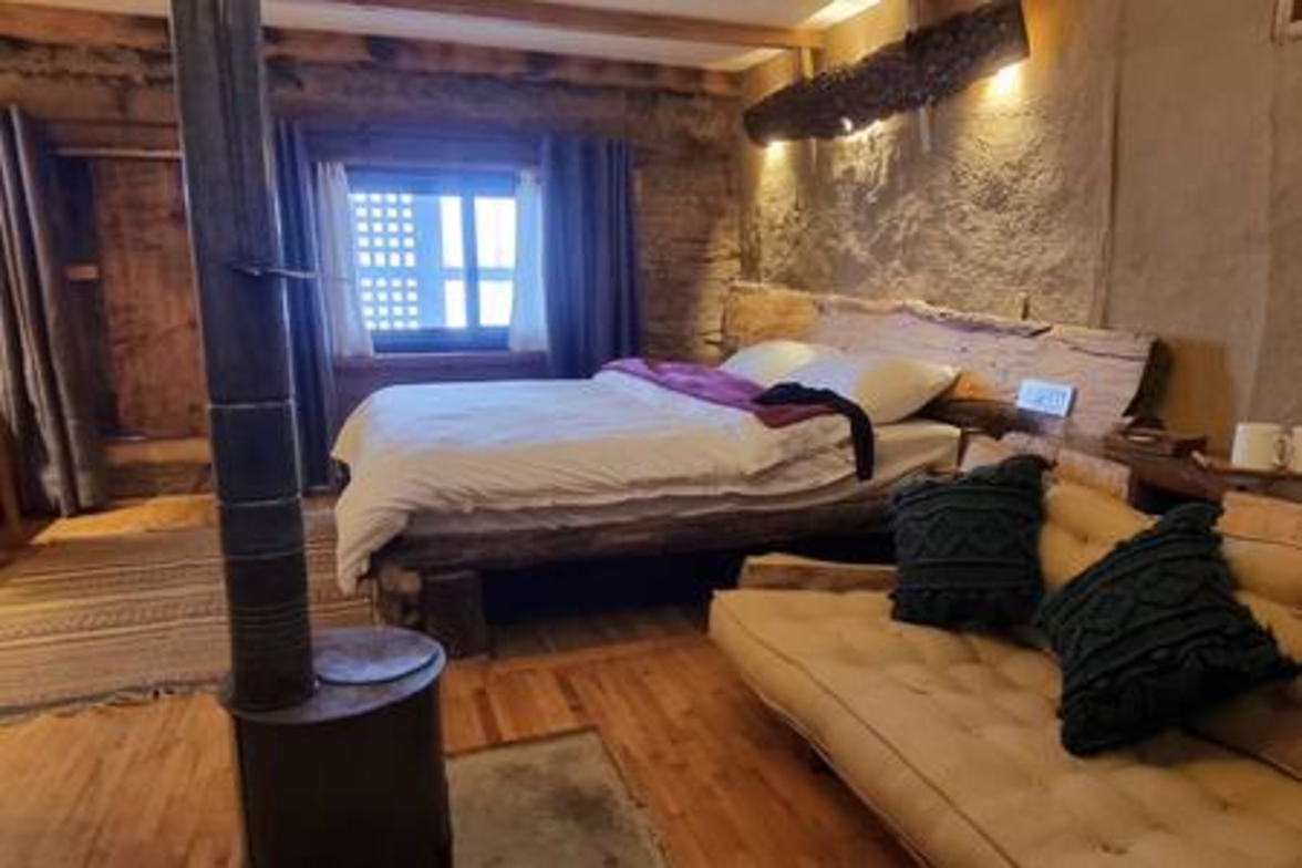 ArtVillage Naggar – Luxury Suite in a Katkuni Home