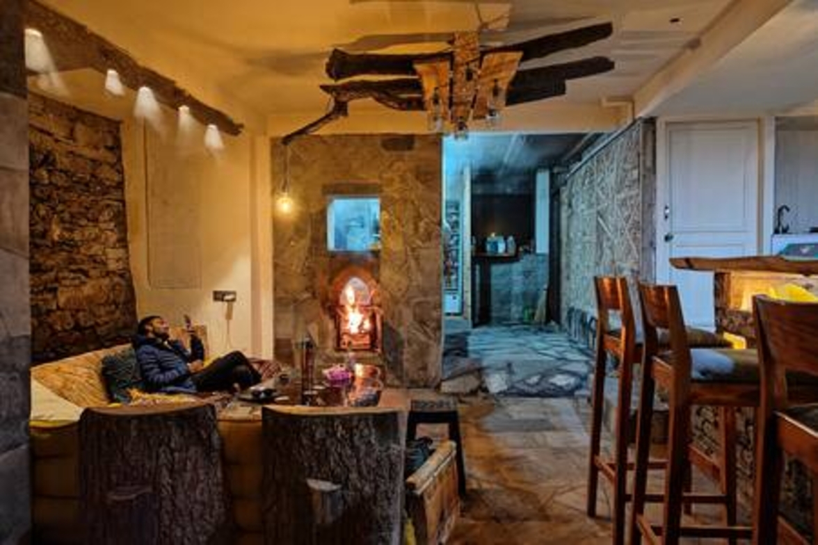 ArtVillage Naggar – Luxury Suite in a Katkuni Home