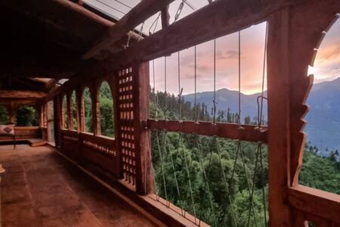 ArtVillage Naggar – Luxury Suite in a Katkuni Home