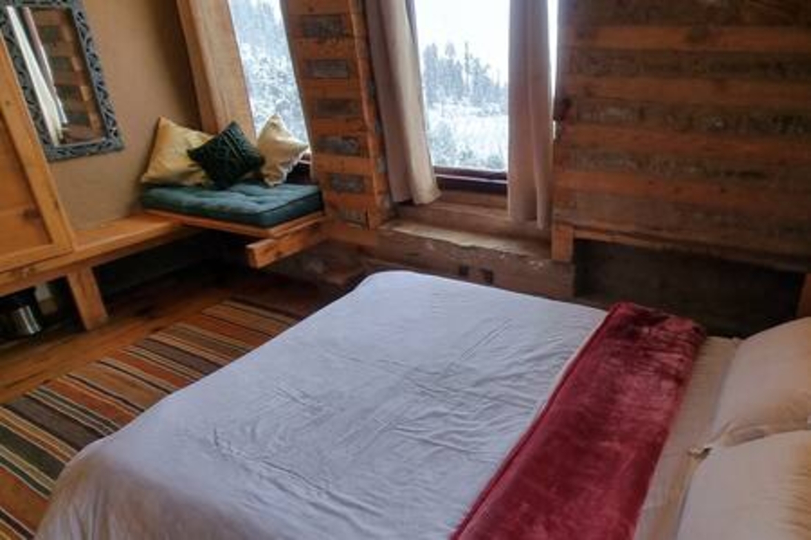 ArtVillage Naggar – Luxury Suite in a Katkuni Home