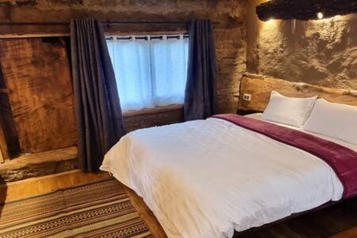 ArtVillage Naggar – Luxury Suite in a Katkuni Home