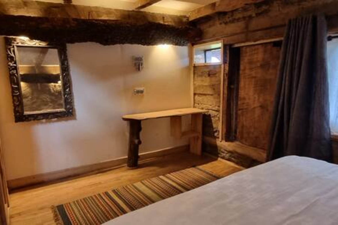 ArtVillage Naggar – Luxury Suite in a Katkuni Home
