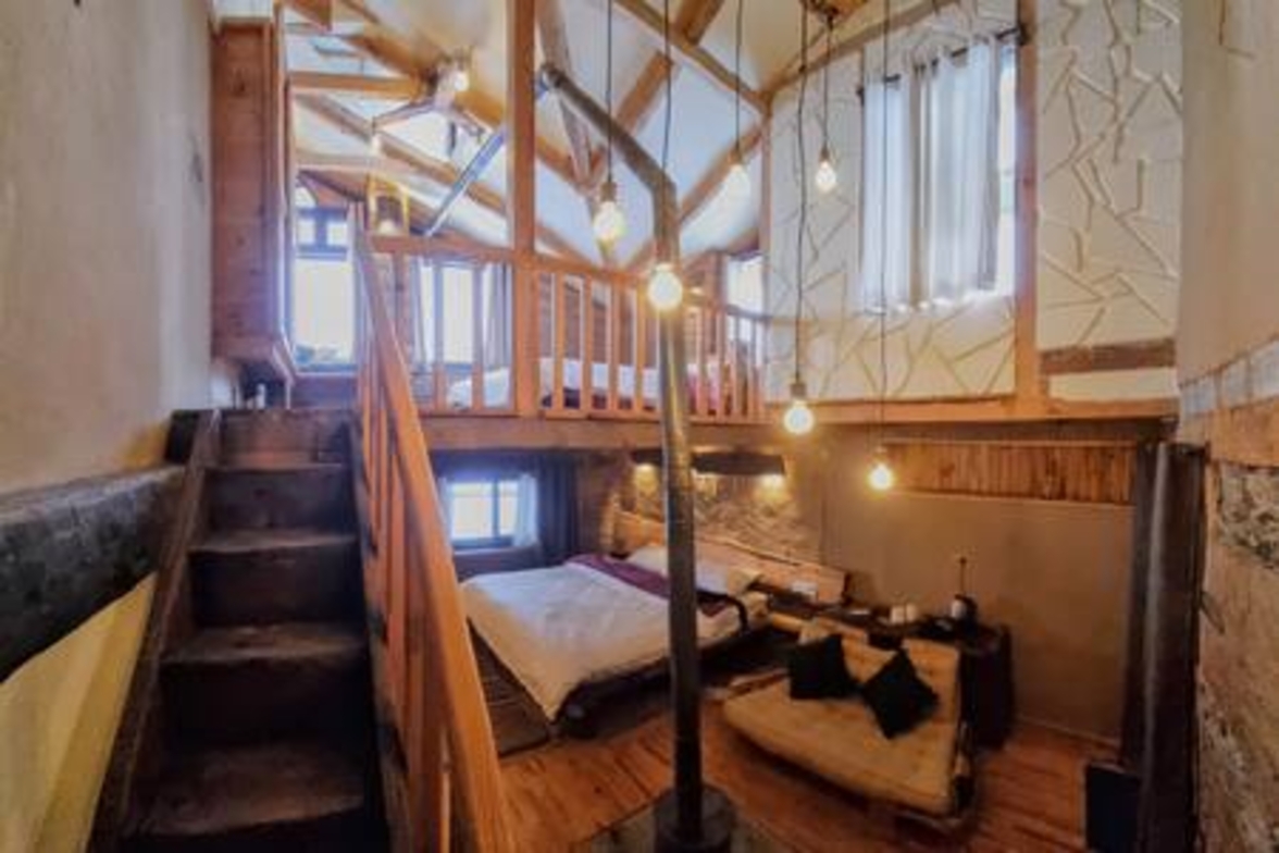 ArtVillage Naggar – Luxury Suite in a Katkuni Home