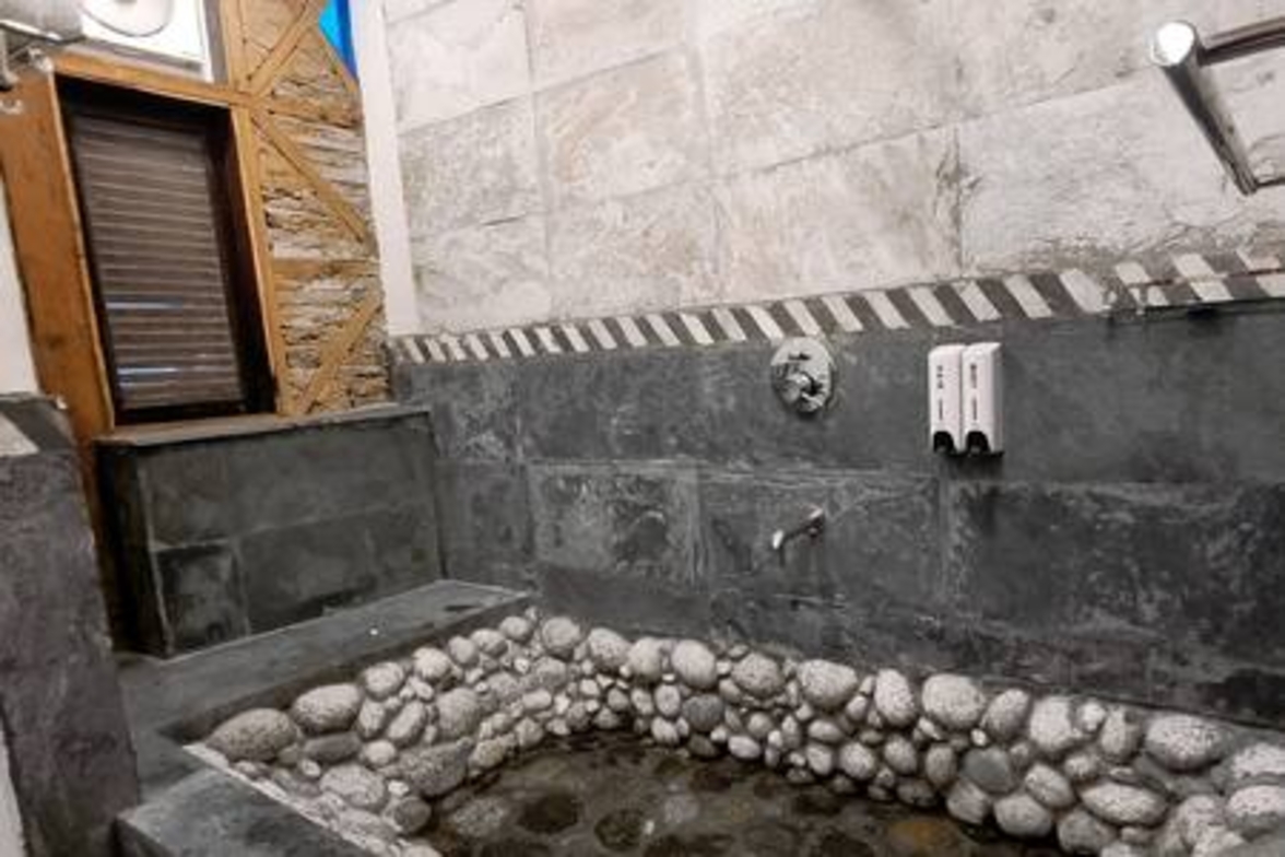ArtVillage Naggar – Luxury Suite in a Katkuni Home