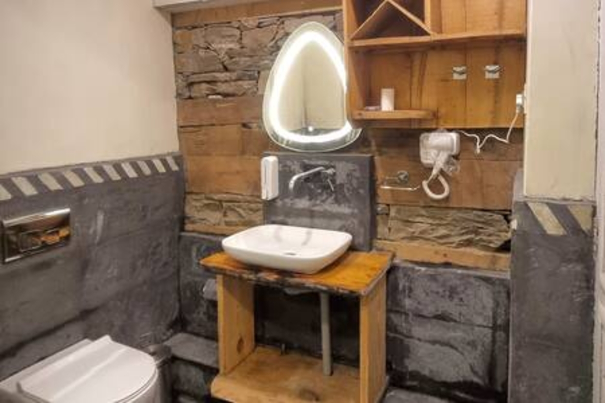 ArtVillage Naggar – Luxury Suite in a Katkuni Home