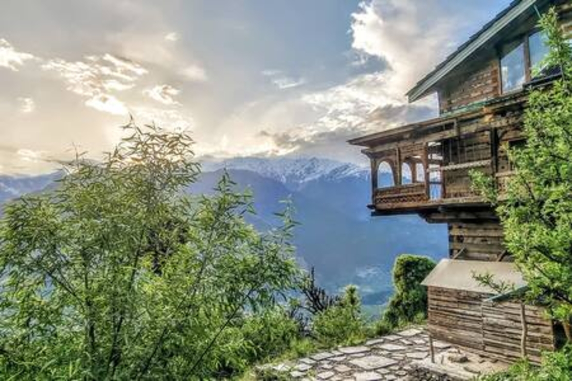 ArtVillage Naggar – Luxury Suite in a Katkuni Home