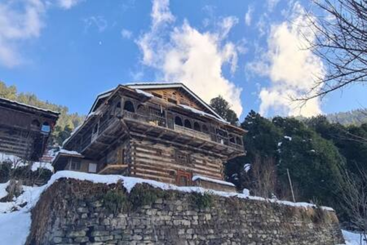 ArtVillage Naggar – Luxury Suite in a Katkuni Home