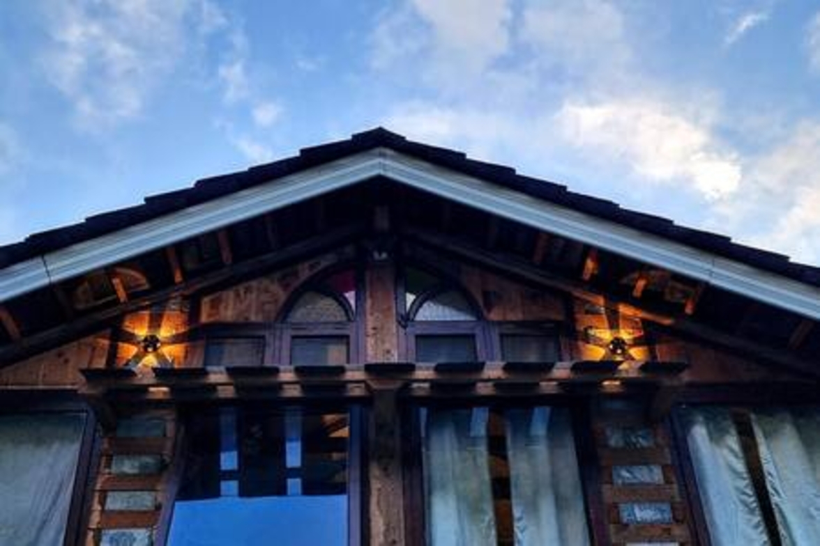ArtVillage Naggar – Luxury Suite in a Katkuni Home