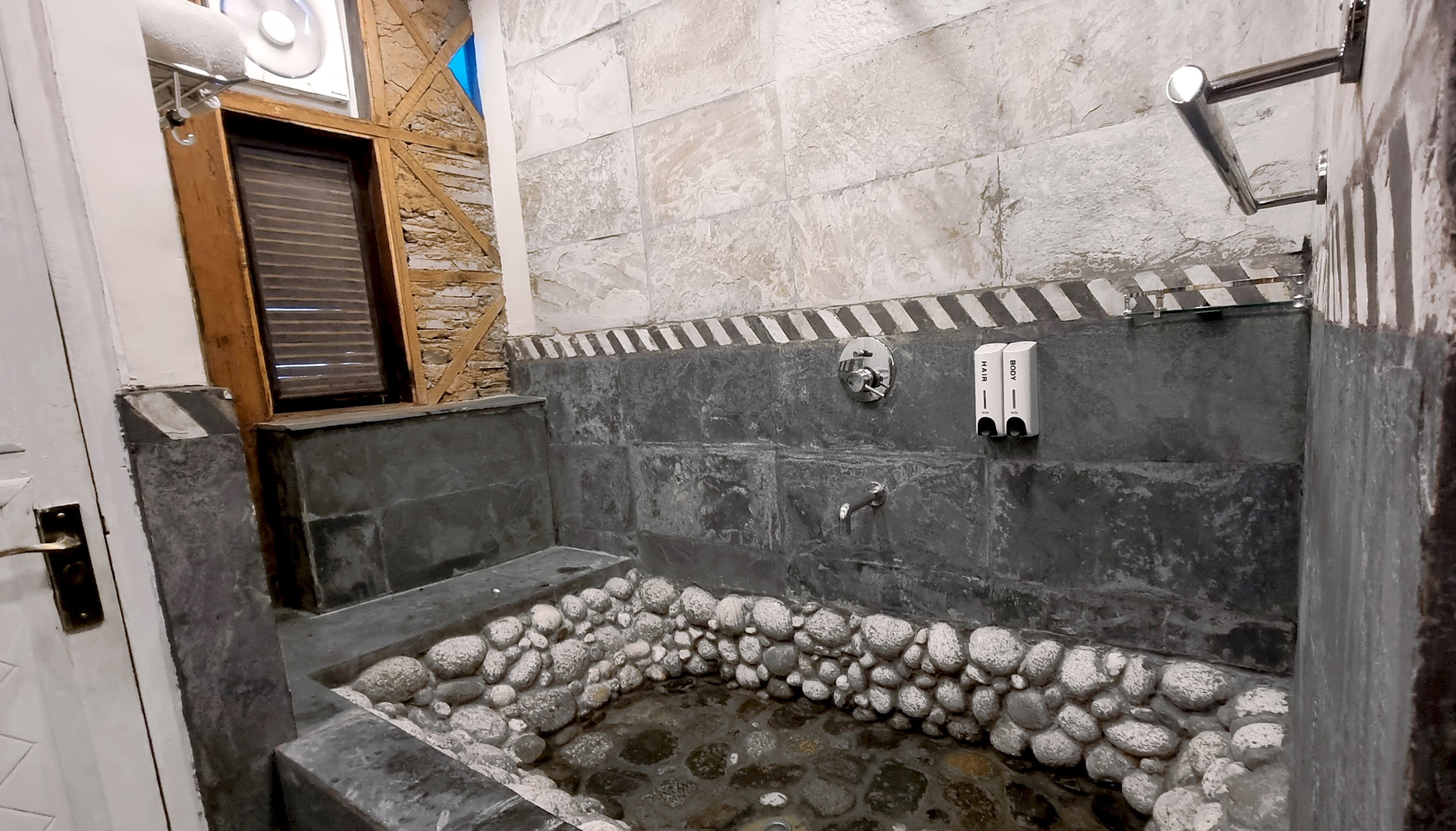 Kathkuni Duplex Studio Suite at ART Village Naggar