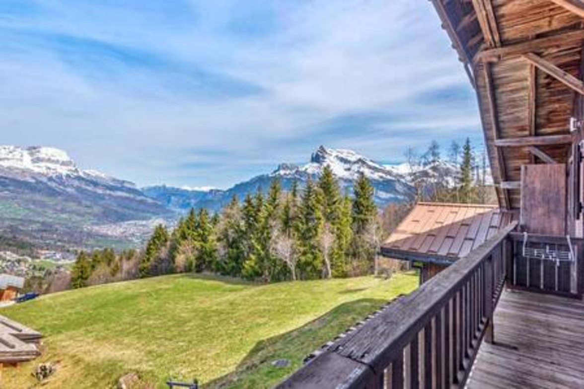 Panoramic Mountains view 2 levels loft w/ balcony