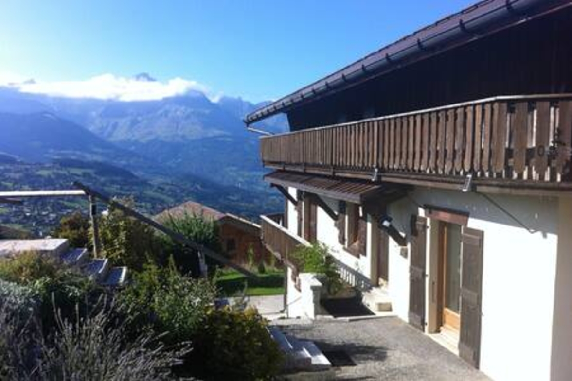 Mont Blanc view open space 2 level loft w/ balcony