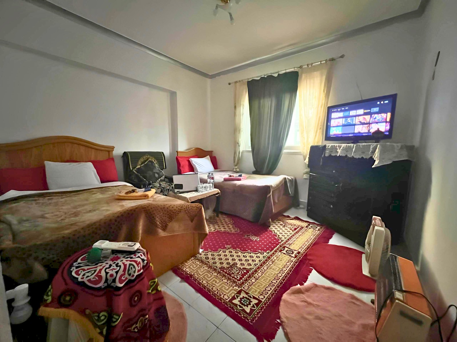 Gadou Twin Room – Shared Apartment Access