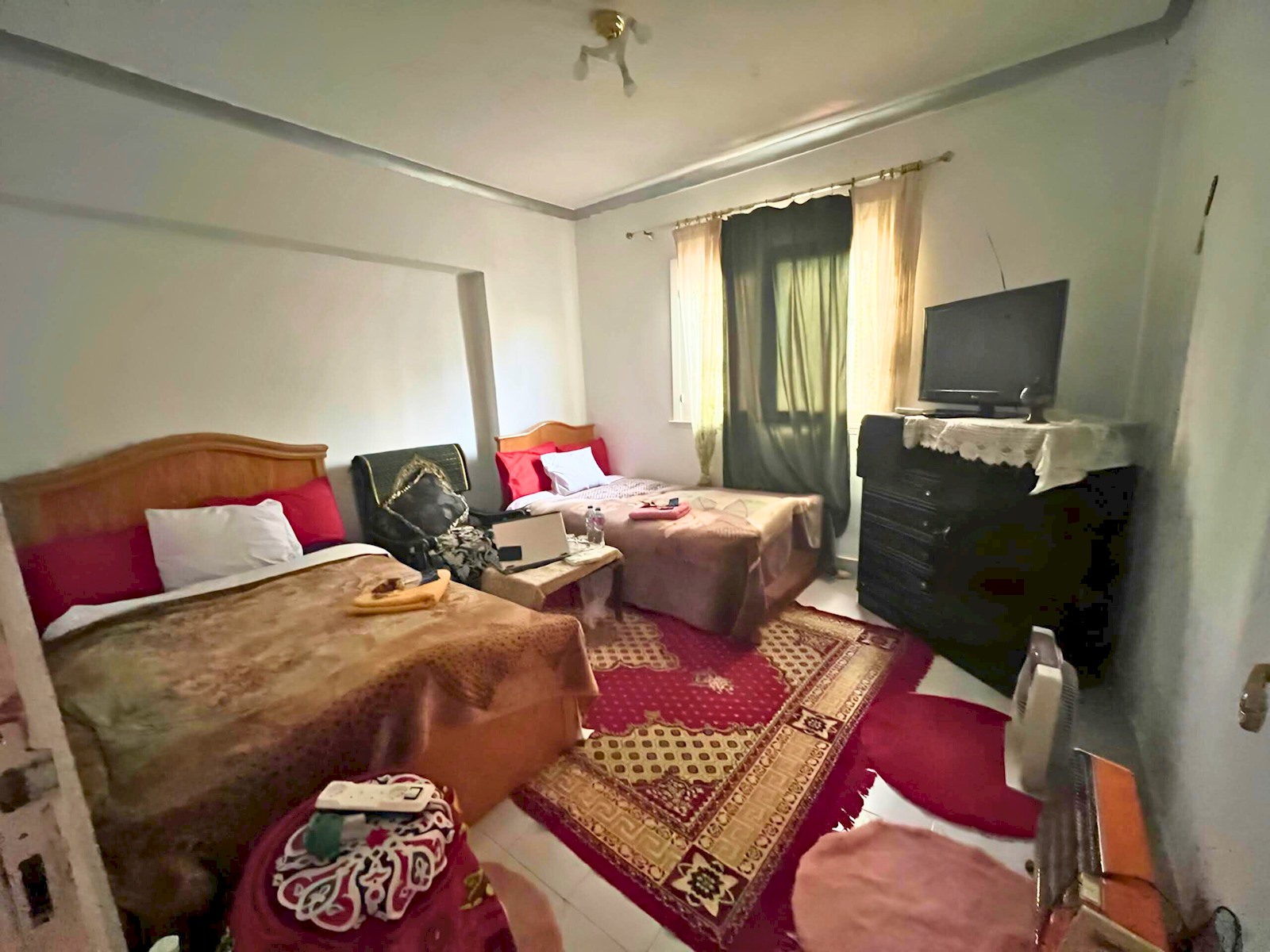 Gadou Twin Room – Shared Apartment Access