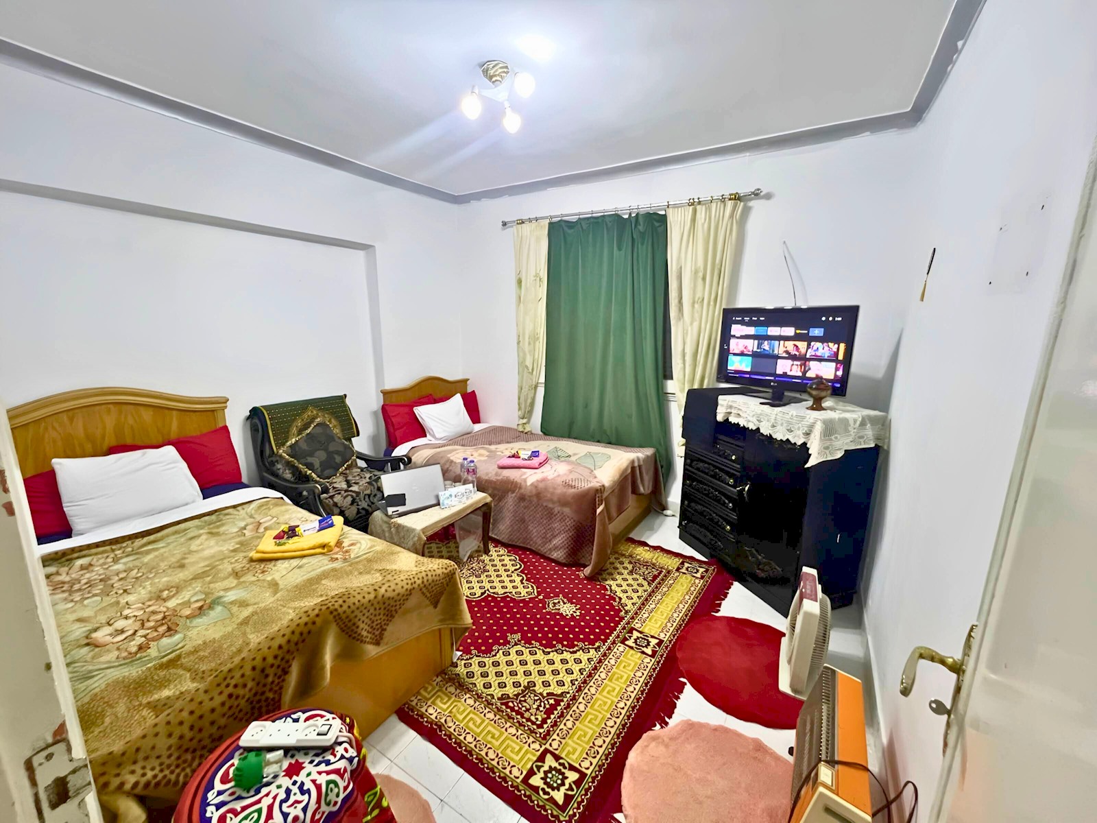 Gadou Twin Room – Shared Apartment Access