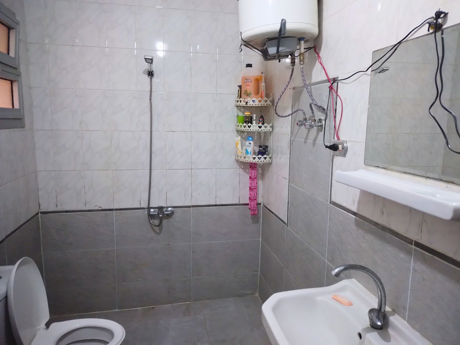 Gadou King Room – Shared Apartment Access