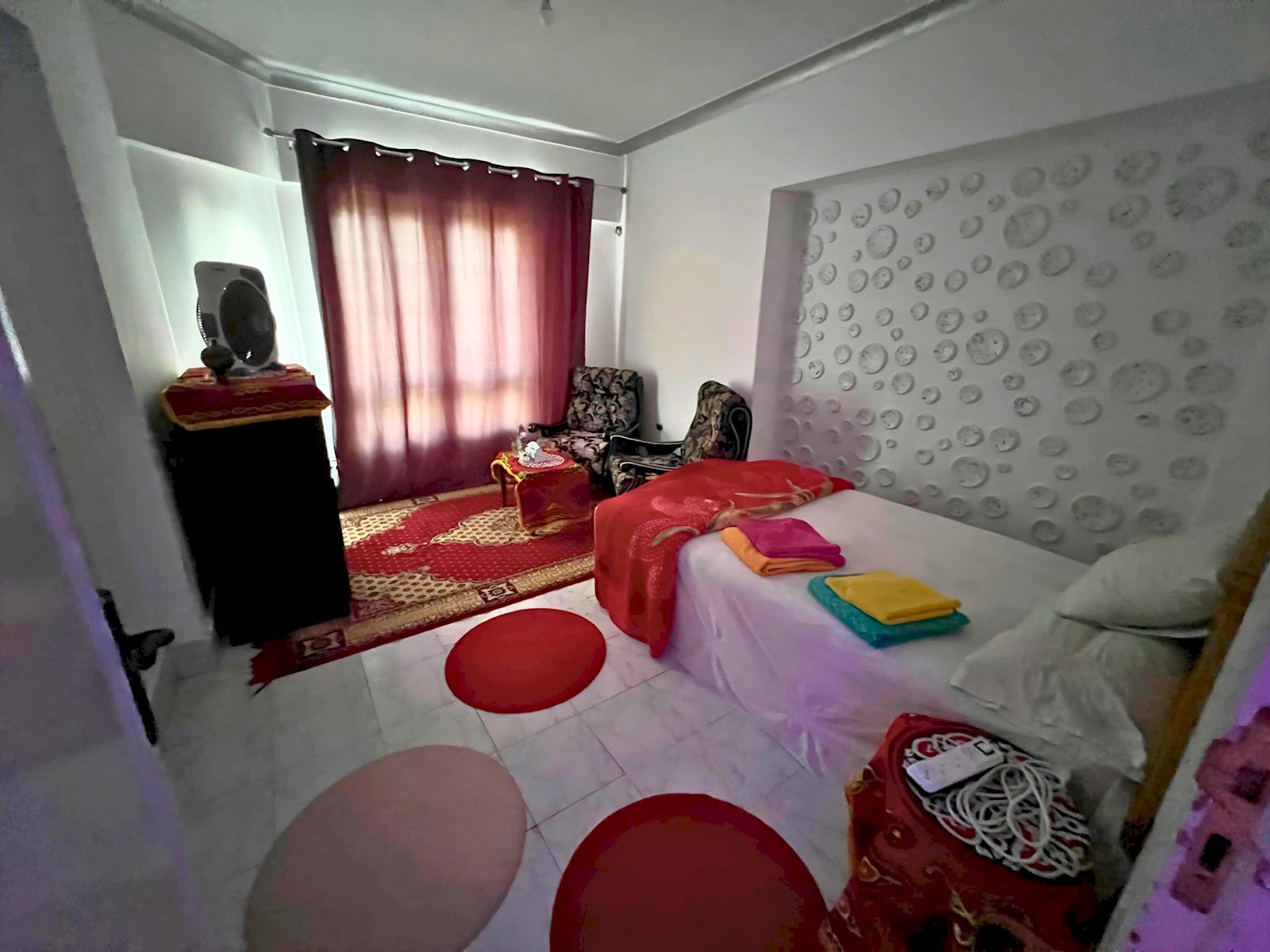 Gadou King Room – Shared Apartment Access